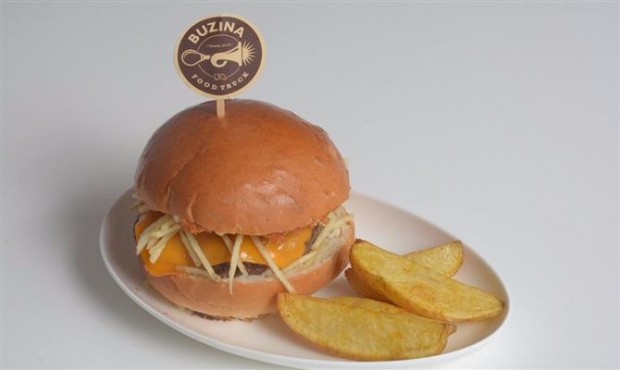 Buzina Burger com batatas rústicas / Reprodução
