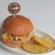 Buzina Burger com batatas rústicas / Reprodução