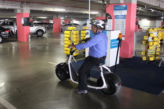 Veículos são comercializados pela empresa SEEV Brasil; garagem do terminal tem capacidade para 4 mil carros